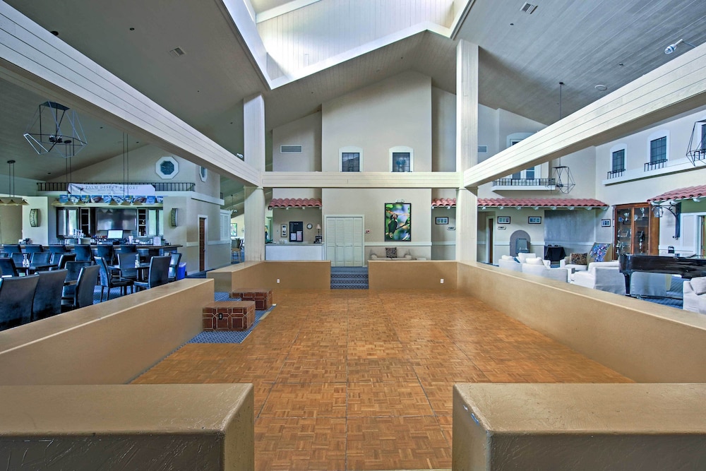 Pet-friendly Palm Desert Retreat: Golf Course View
