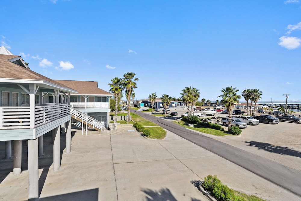 Bluff's Landing Lodge