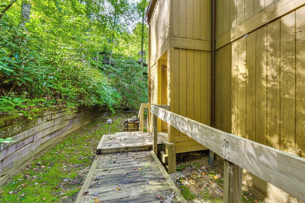 Newly Renovated: Pet-friendly Sapphire Retreat!