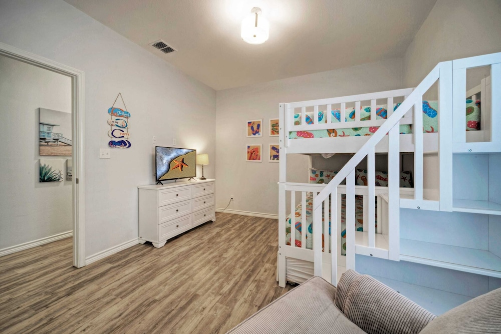 Sleeps 29, 3 Homes Beachside Resort Pool, Walk to the Beach