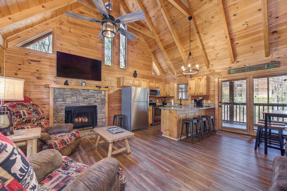 Country Bear Cove - Hot Tub, Games & Deck w/ View view 4