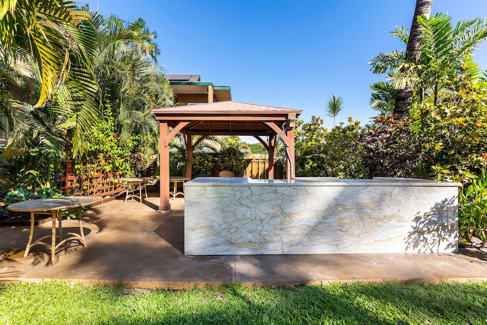 Kalama Terrace P-307 - 3rd-floor Walkup, 7 min Walk to Charley Young Beach, AC!