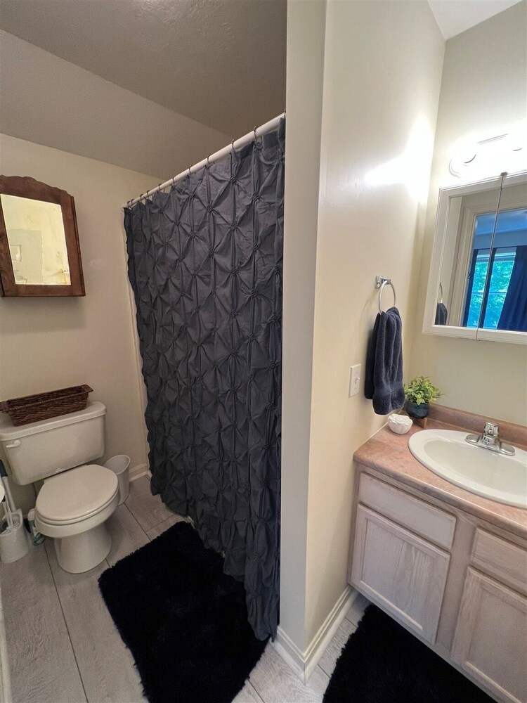 Owls Nest-limit 6 2 Bedroom Home by RedAwning view 4