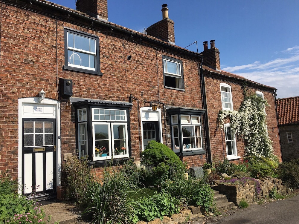 Cosy Lincs Wolds Cottage in Picturesque Tealby view 2