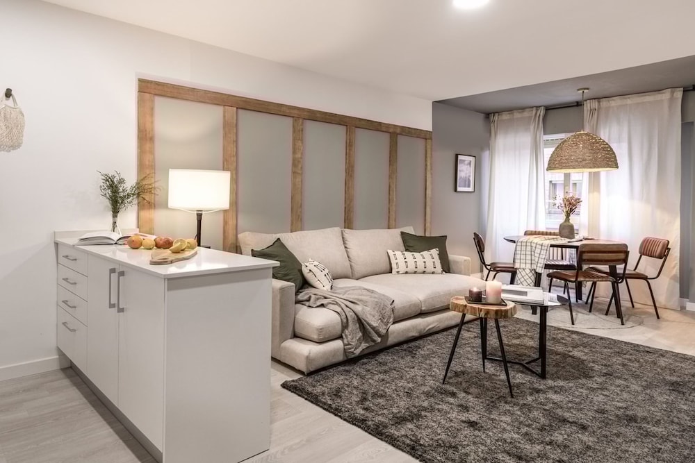 Beraldi - 1 Bedroom and Shared Pool in Trafalgar