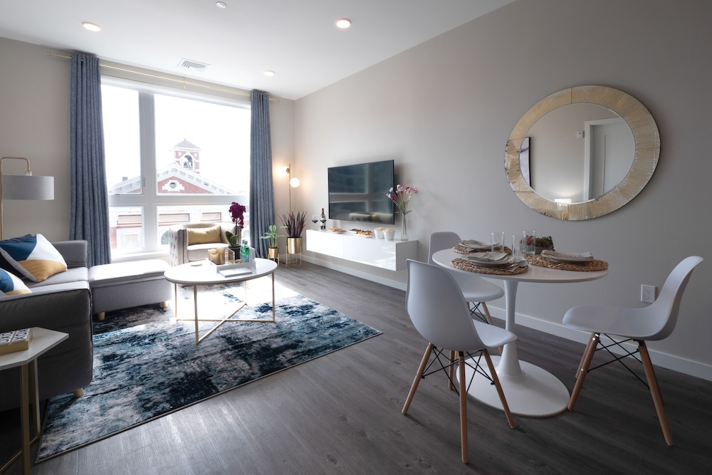 Luxury Furnished Apartments by Hyatus at Amistad Park view 4