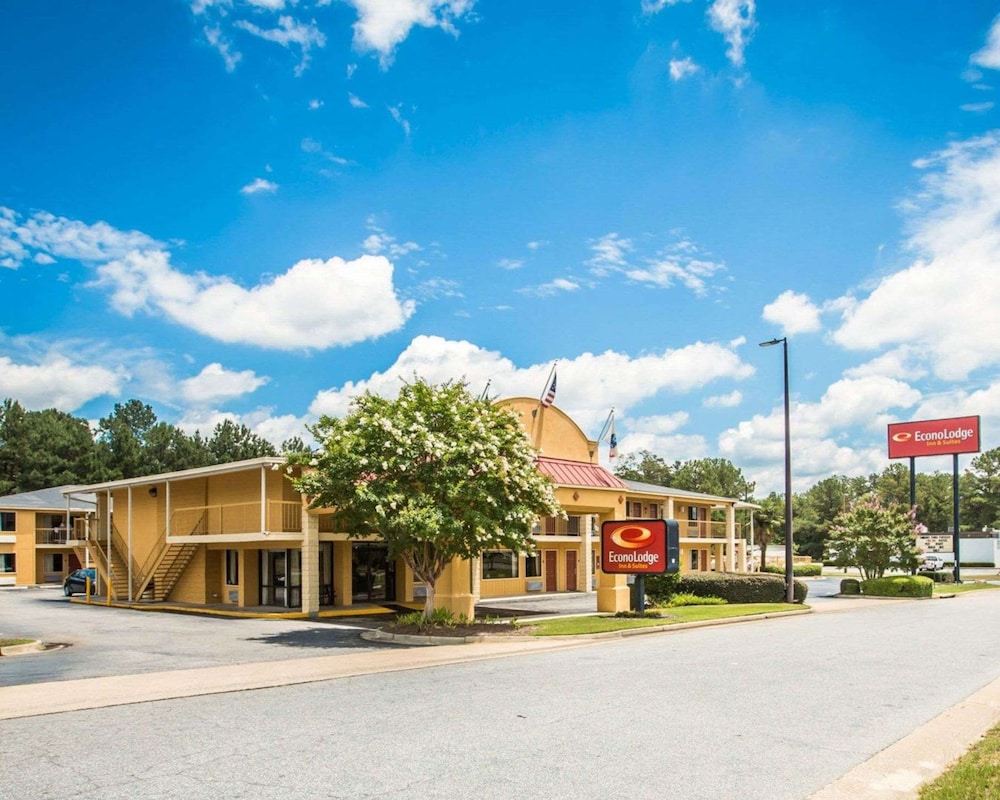 Econo Lodge Inn & Suites Columbus near Fort Benning