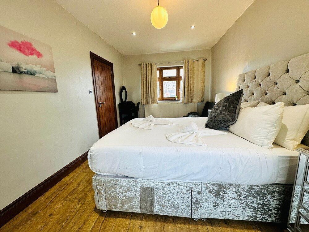 Spacious 6 Bed House in Wembley view 3