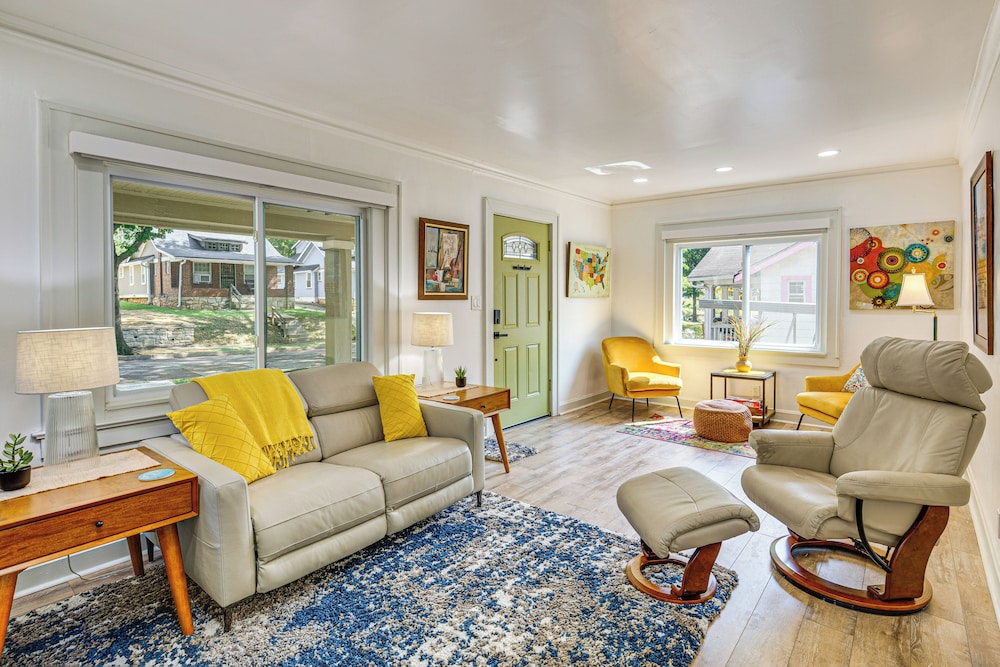 6 Mi to Arrowhead Stadium: Charming Home w/ Porch!