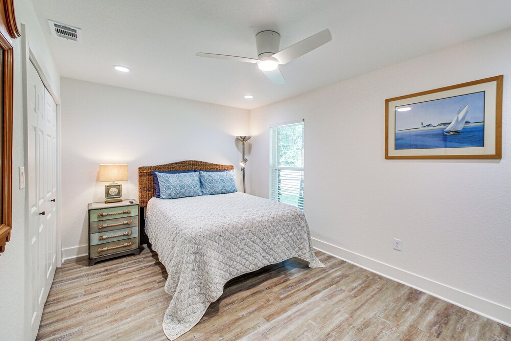 Lake Hamilton Views: Hot Springs Family Home!