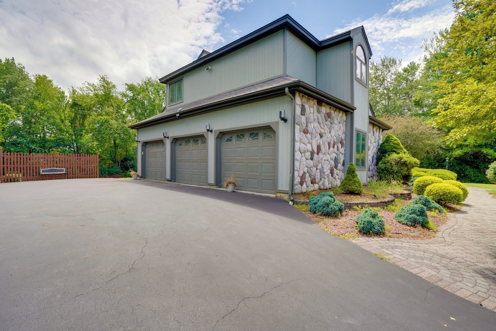 Luxury Mansion Rental w/ Rec Room in Niskayuna!