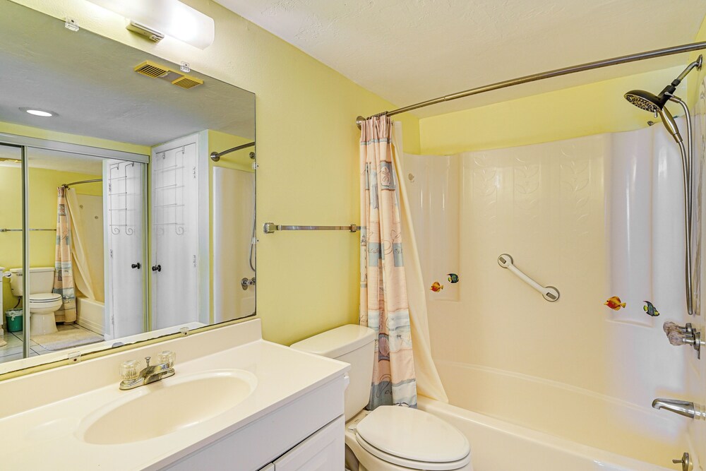 Beachfront Condo w/ Bay View in Fort Myers Beach!