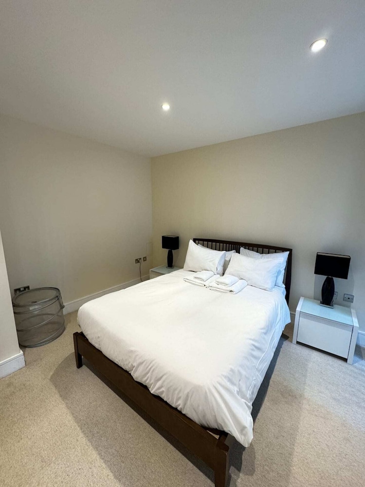 Contemporary 2BD Flat W/balcony Canary Wharf!