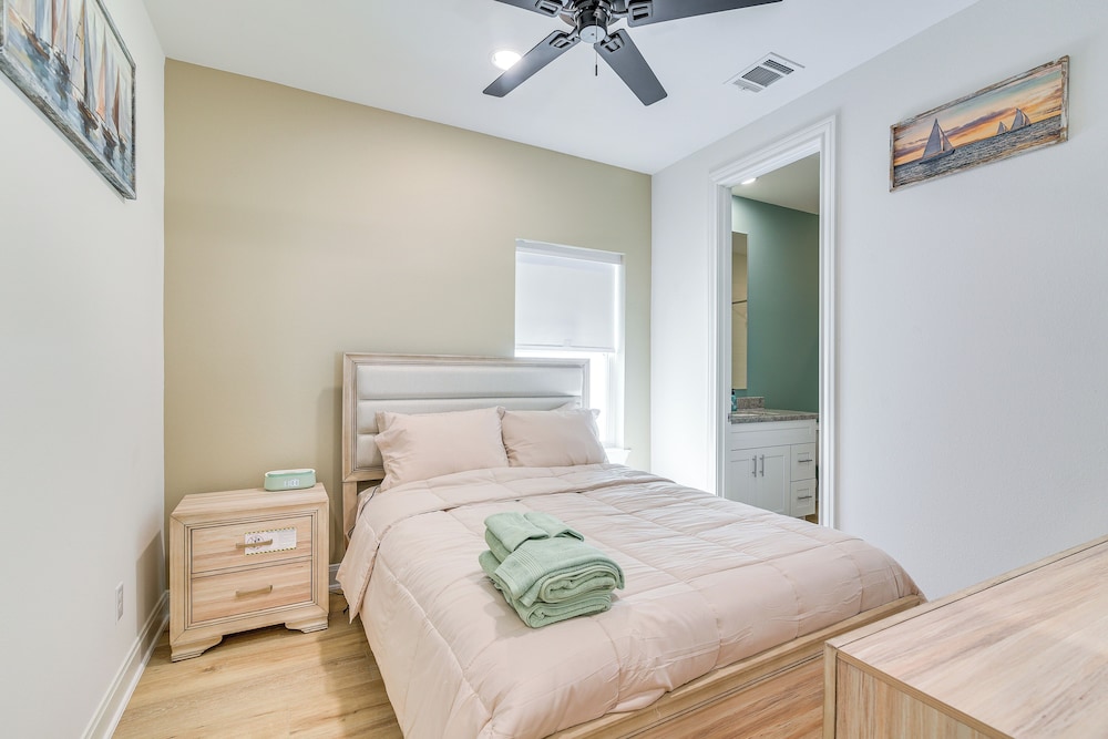 6 Mi to Hospitals: Nurse-friendly Houston Home!