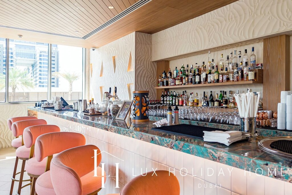 LUX Iconic Views at Palm Tower Studio 4