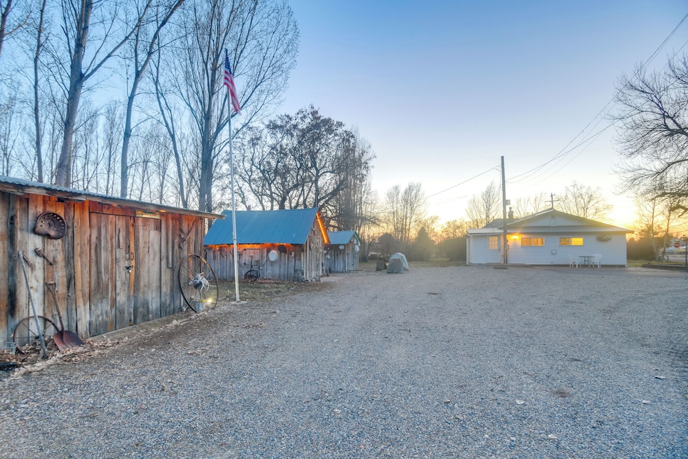 2 Mi to Snake River: Quaint Farmhouse w/ Patio!