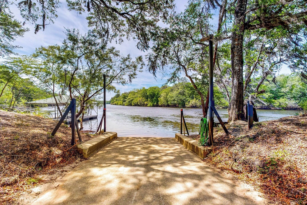 Charming Suwanee House and Bungalow!