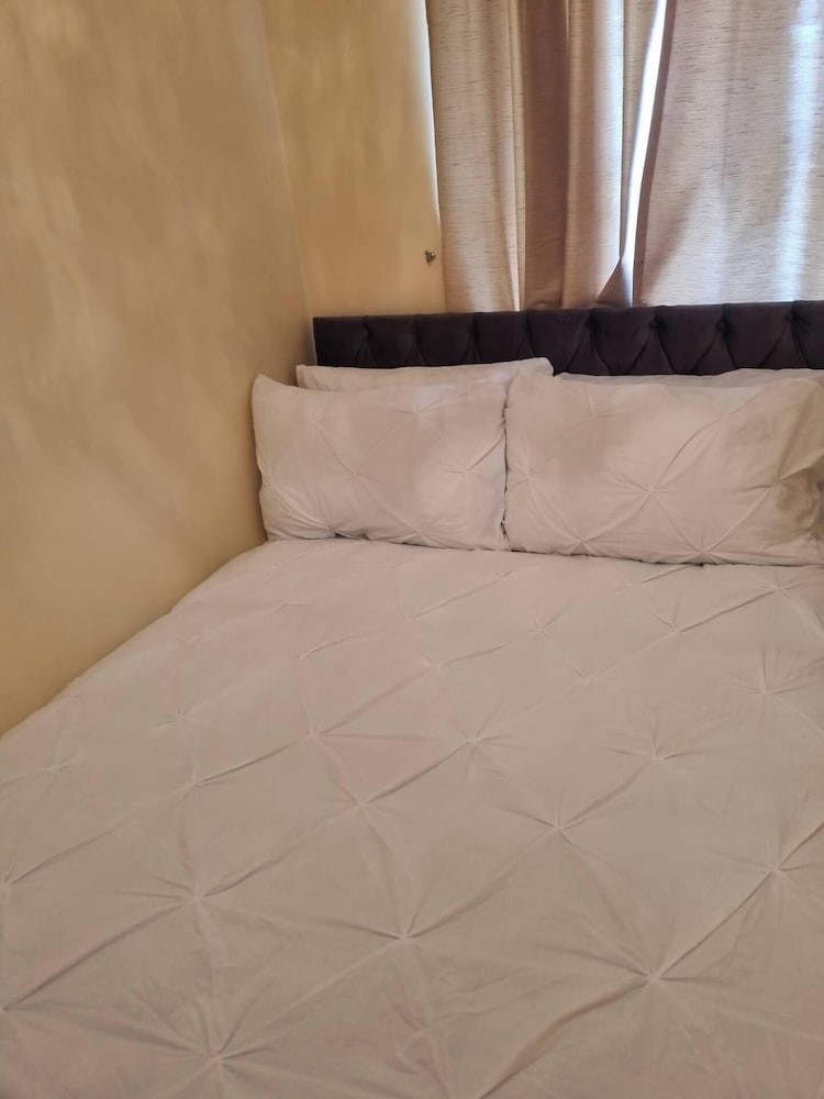 3 Bed House - Sleeps 6 - Parking - Wifi