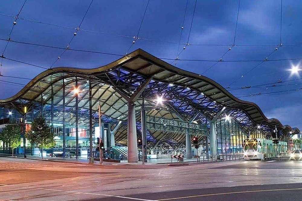 A Chic 2BR Apt, City Views Near Southern Cross