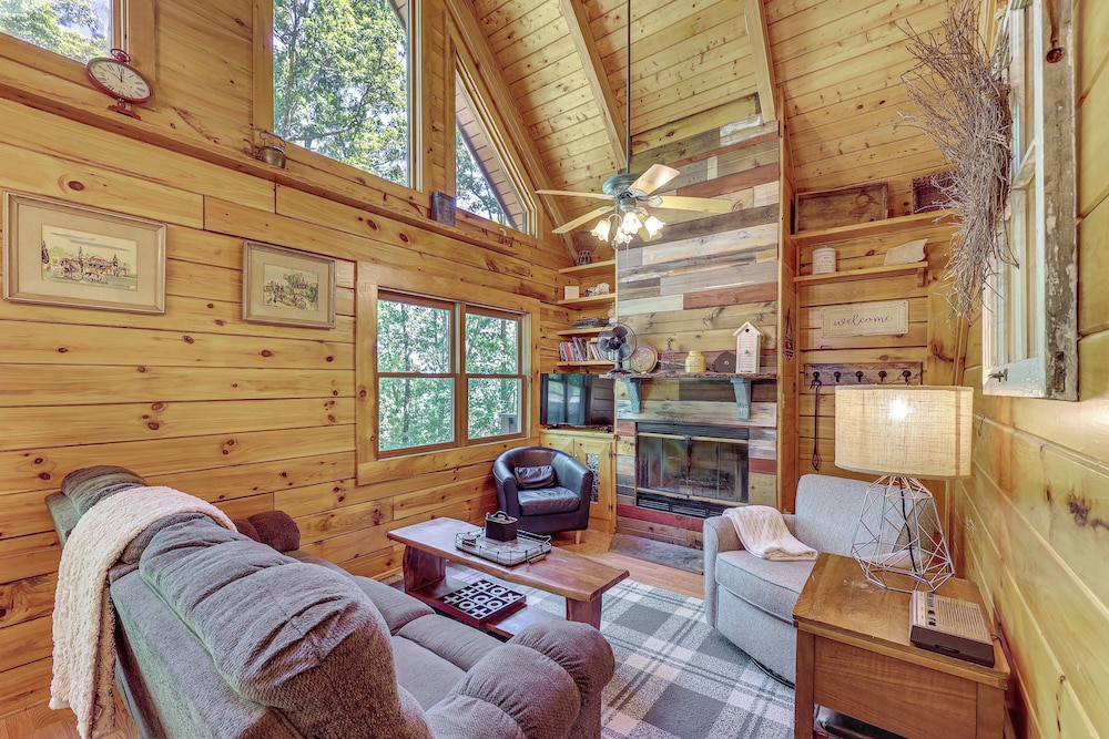 5 Mi to Hot Springs Nat'l Park: Cabin w/ Yard