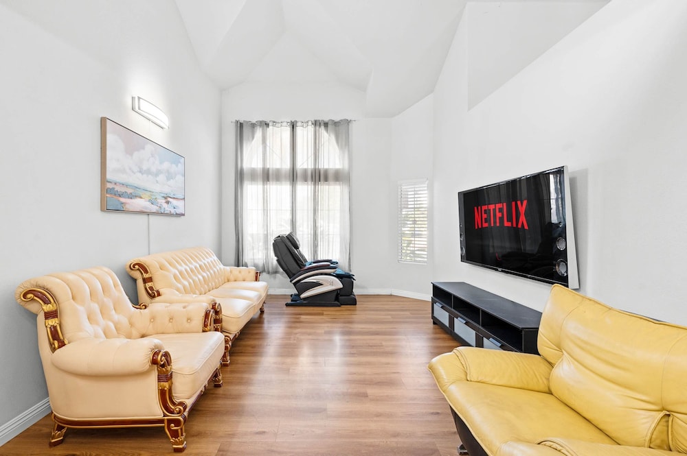 Spacious Retreat Near Iconic LA Sights