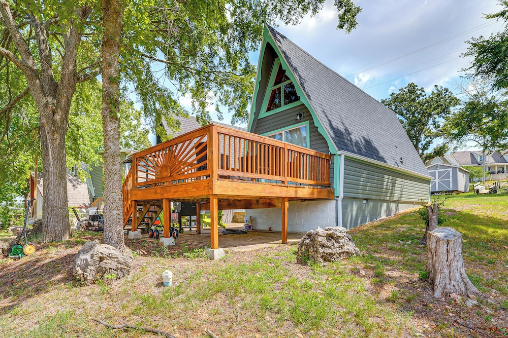 Cozy Cabin w/ Deck & Boat Launch Access in Lampe!
