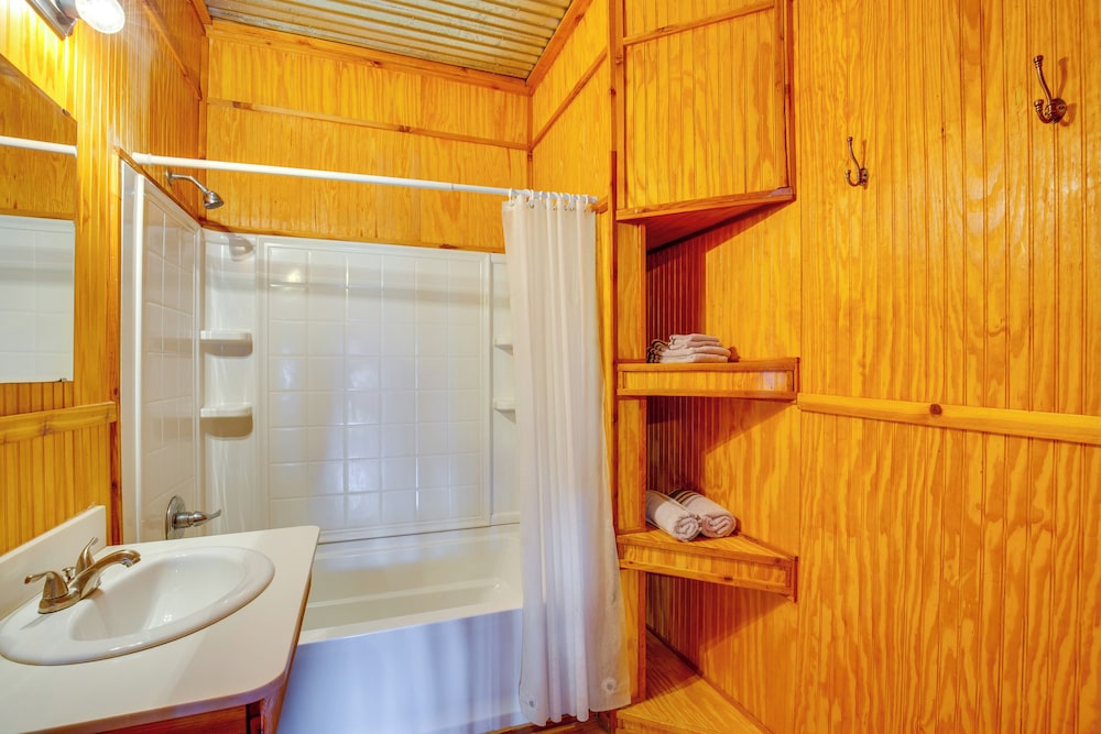 Group Getaway! Multi-level Lodge on Lake Tawakoni