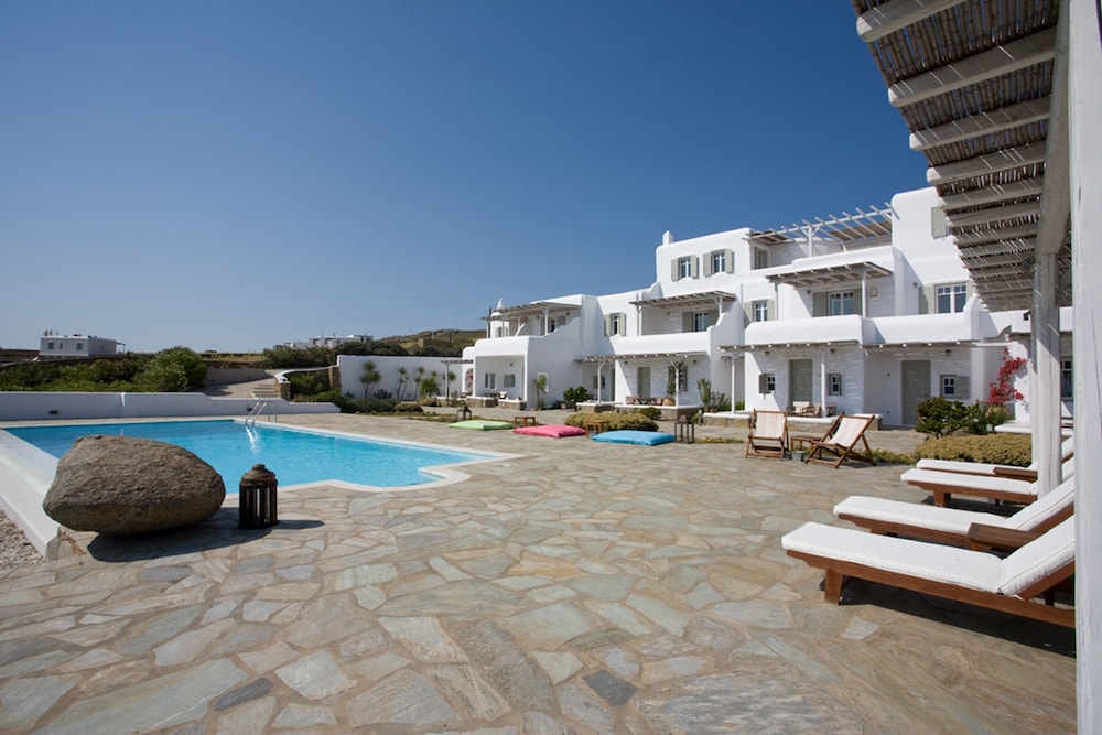 Yakinthos Residence