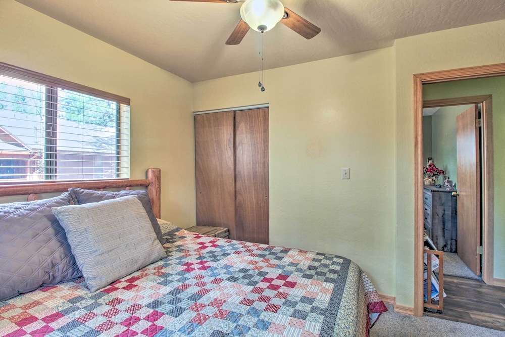 9 Mi to Rainbow Lake: Woodsy Pinetop Cabin w/ Deck view 2