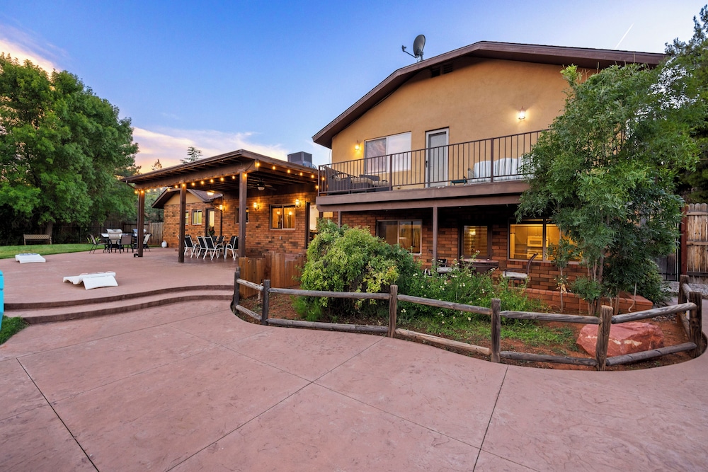 Castle Rock Views: Sedona Retreat w/ Hot Tub!