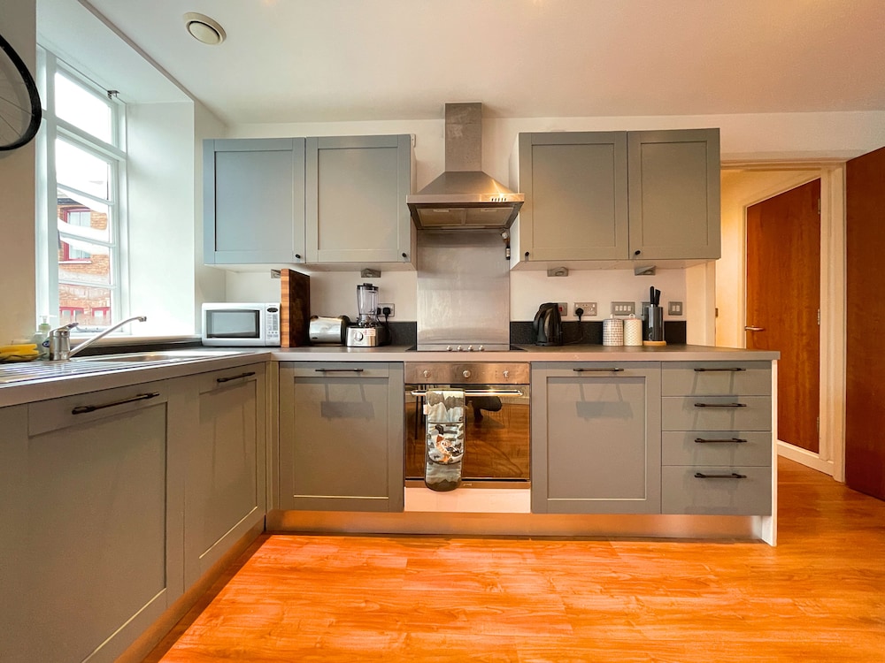 Modern Urban Sheffield Hideaway view 4