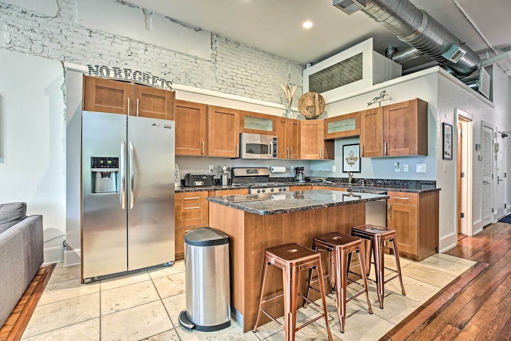 Nulu Art District Loft: Walk to Dtwn Distilleries!