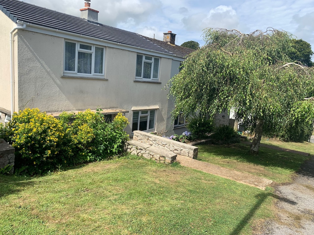 2 Bed-sleeps 4-parking-pets-10 min Walk to Beach