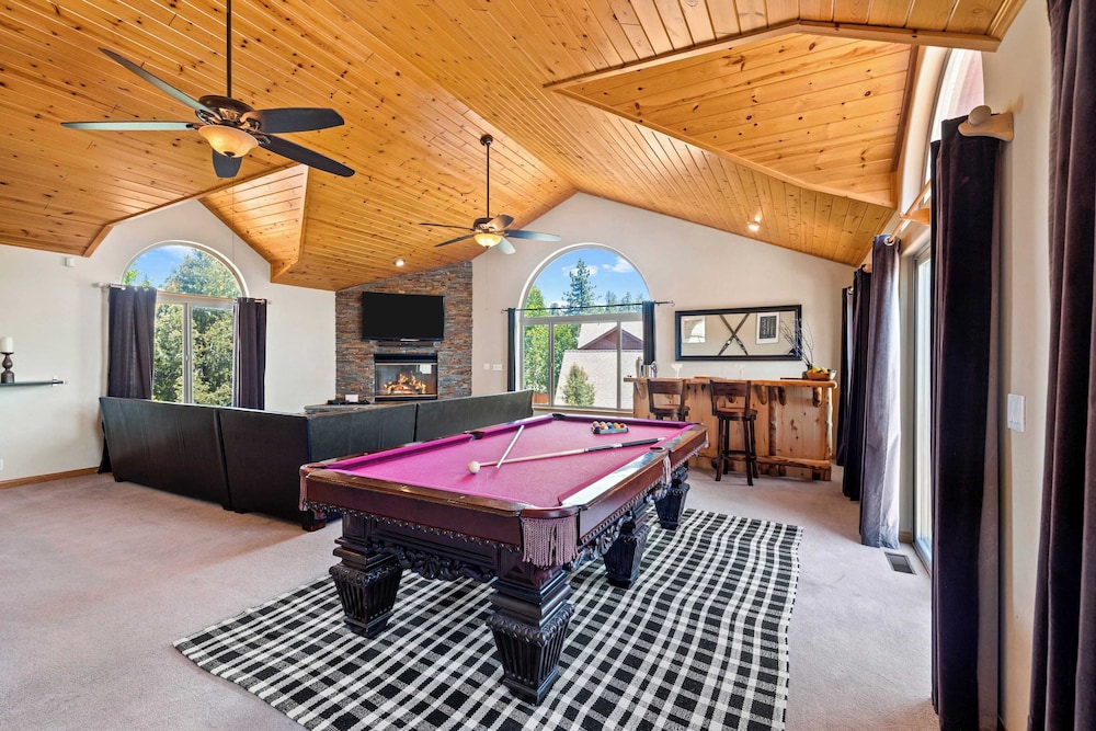 Sleeps 27 2 Homes Near the Lake, Hot Tub + Views Castle Glen Estates