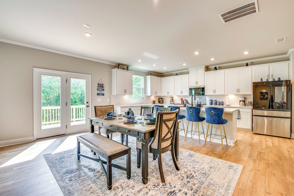 11 Mi to Dtwn: Luxe Atlanta Retreat w/ Deck & Yard