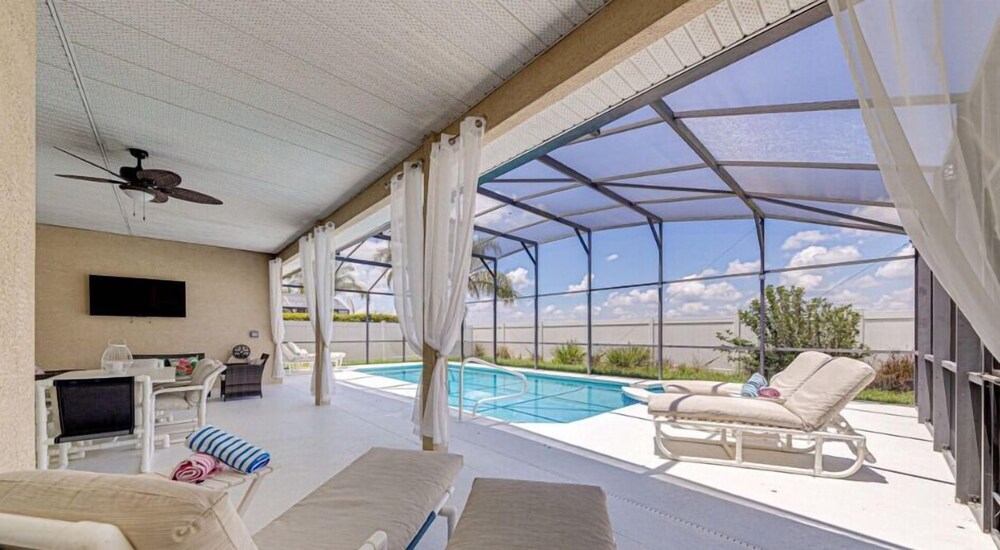 Elegant 4Br Retreat W/ Stylish Interior & Kitchen