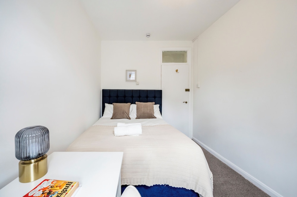 Modern London stay near Nothing Hill