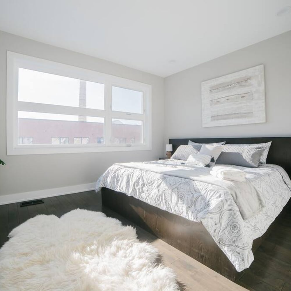 Magnificent NEW Home w 8 Beds Free Parking