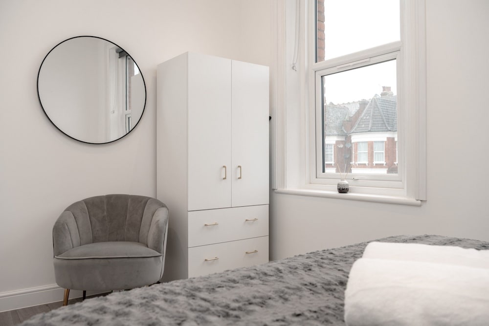 Woodside Park 3 Bedroom Apt with Parking
