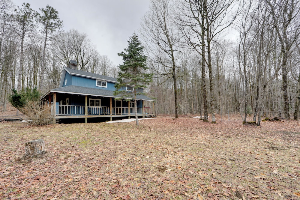 Fall Festival Retreat: Cabin w/ Deck & Yard!