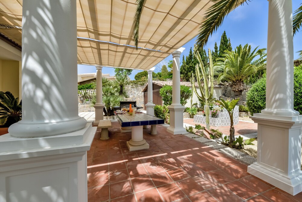 4bed Villa Sleeps 8- Pool, Garden, Bbq, Near Beach
