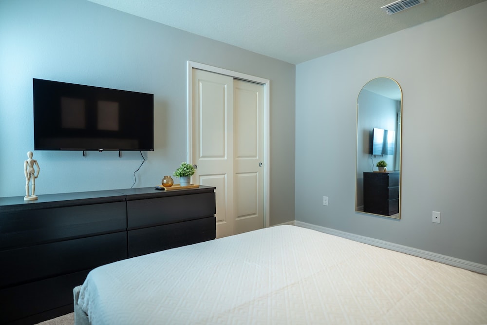 Stunning 10 Bed Home With Themed Rooms Pool