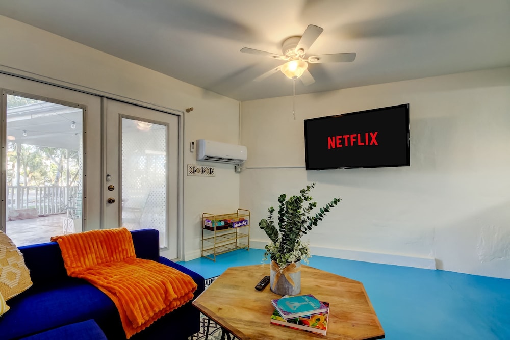 Simple Modern Gem 2 Blocks to Beach Pet Friendly