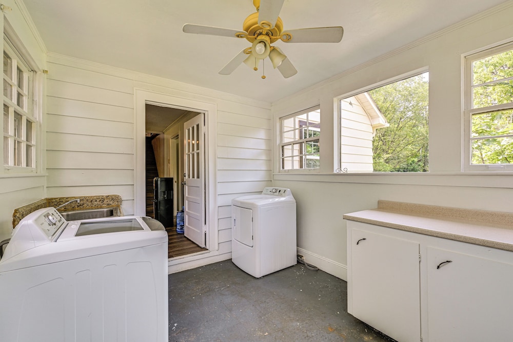 6 Mi to Dtwn: Charming Home w/ Yard in Charlotte