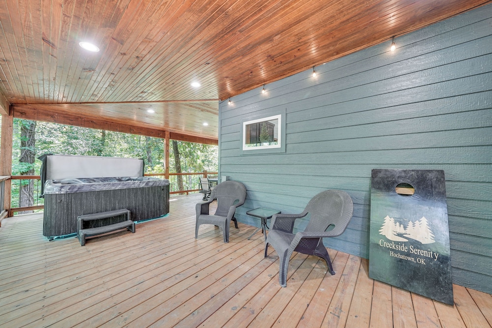 Creekside Cabin w/ Views & Hot Tub in Broken Bow