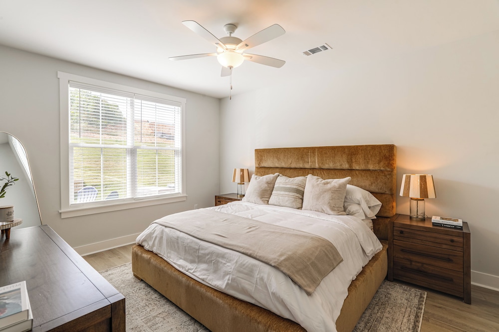 3 Mi to Ole Miss, New Build: Inviting Townhome!