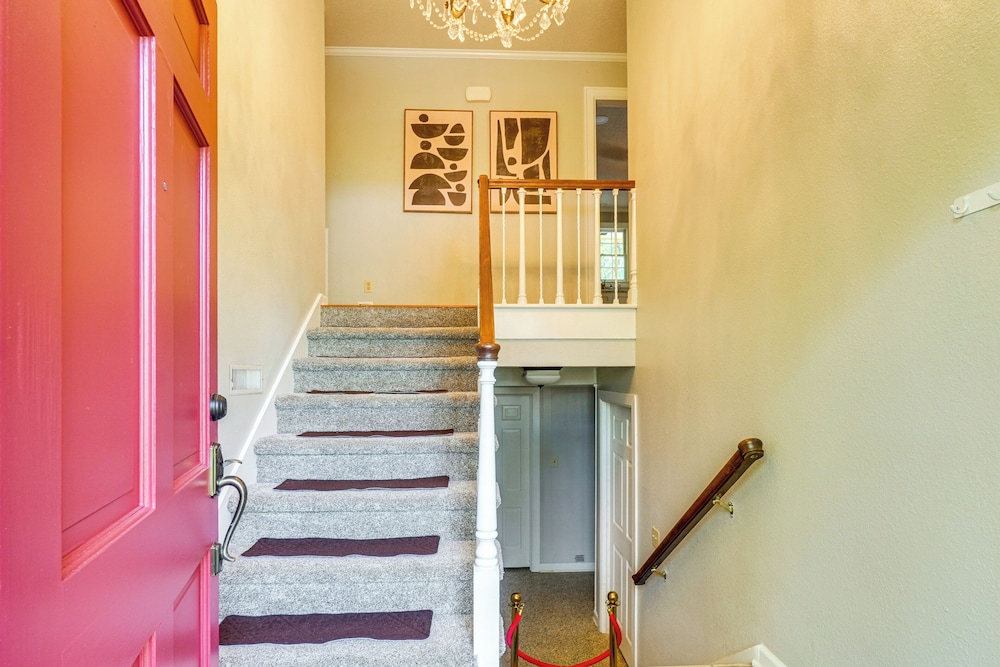 1 Mi to Dtwn: Quiet Retreat w/ Yard in Clinton