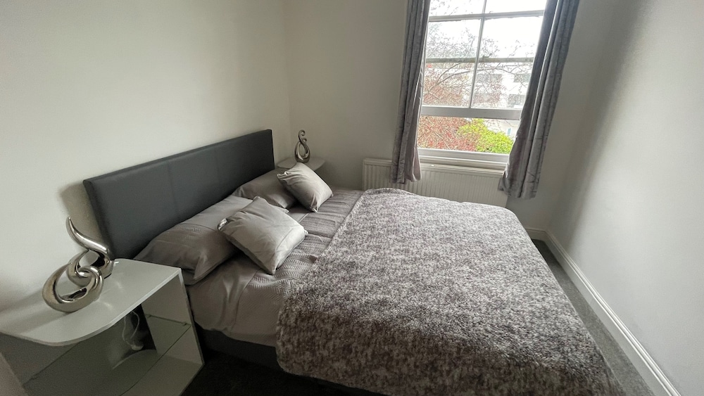 House - Sleeps 6 - Garden - Parking