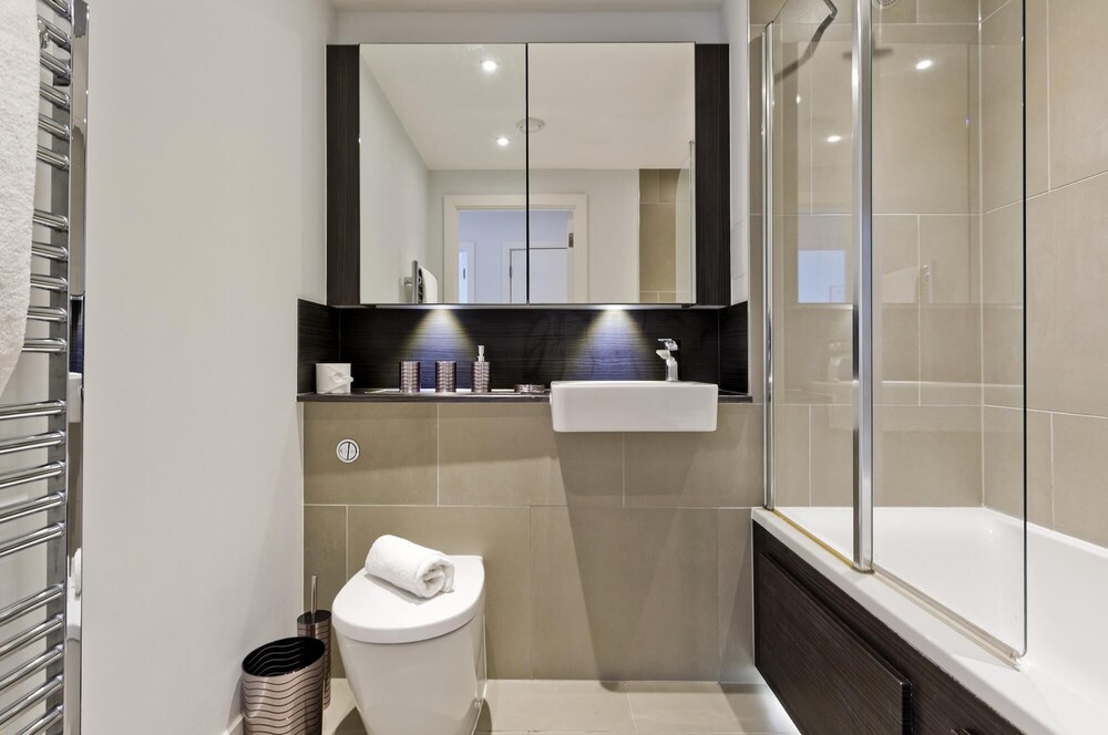 Large one Bedroom Flat With Balcony Near Waterloo by Underthedoormat