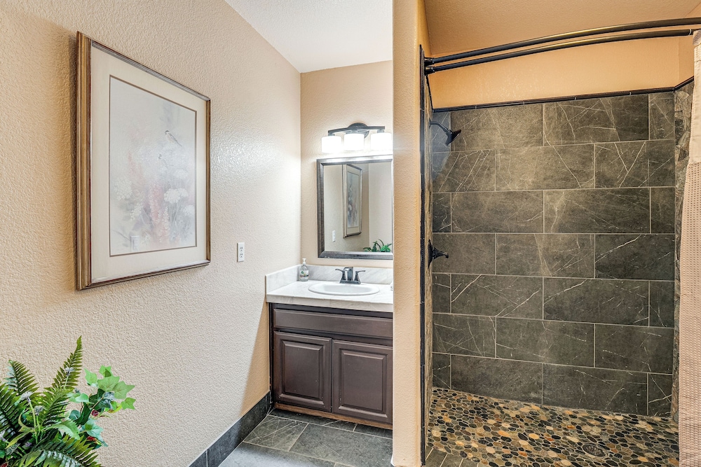 Luxe Vineyard Villa w/ Views & Fire Pit in Loomis!